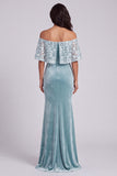 Vestido formal largo de terciopelo azul claro con hombros descubiertos y aplique de encaje