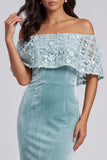 Vestido formal largo de terciopelo azul claro con hombros descubiertos y aplique de encaje