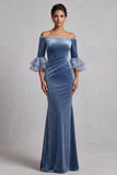 Vestido formal largo de terciopelo azul empolvado con corte sirena hombros descubiertos fruncido mangas acampanadas volantes y pedrería
