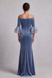 Vestido formal largo de terciopelo azul empolvado con corte sirena hombros descubiertos fruncido mangas acampanadas volantes y pedrería