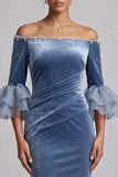 Vestido formal largo de terciopelo azul empolvado con corte sirena hombros descubiertos fruncido mangas acampanadas volantes y pedrería