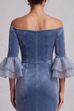 Vestido formal largo de terciopelo azul empolvado con corte sirena hombros descubiertos fruncido mangas acampanadas volantes y pedrería