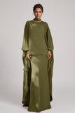 Vestido largo de gasa color oliva con escote alto y pedrería