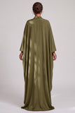 Vestido largo de gasa color oliva con escote alto y pedrería