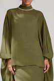 Vestido largo de gasa color oliva con escote alto y pedrería