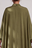 Vestido largo de gasa color oliva con escote alto y pedrería