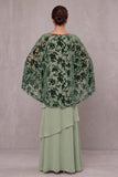 Vestido largo de madre de la novia color salvia empolvado con escote redondo y capa de terciopelo