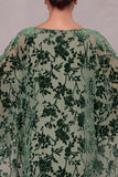 Vestido largo de madre de la novia color salvia empolvado con escote redondo y capa de terciopelo