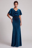 Vestido largo de madre de la novia de terciopelo azul pavo real con escote drapeado