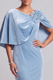 Vestido formal largo de terciopelo azul claro con corte sirena, capa y flor 3D