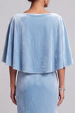 Vestido formal largo de terciopelo azul claro con corte sirena, capa y flor 3D