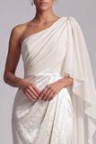 Vestido formal largo color marfil de corte tubo con un hombro y detalles de cuentas