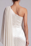 Vestido formal largo color marfil de corte tubo con un hombro y detalles de cuentas