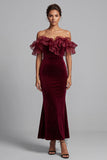 Vestido formal largo de terciopelo burdeos con corte sirena y escote hombros descubiertos