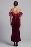 Vestido formal largo de terciopelo burdeos con corte sirena y escote hombros descubiertos