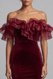 Vestido formal largo de terciopelo burdeos con corte sirena y escote hombros descubiertos