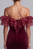 Vestido formal largo de terciopelo burdeos con corte sirena y escote hombros descubiertos