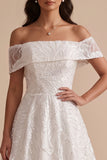 Vestido de novia largo blanco con lentejuelas bordadas, corte en A y escote de hombros descubiertos