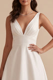 Vestido de novia blanco de escote en V y satén fruncido