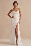 Vestido de novia largo blanco de satén sin tirantes con escote drapeado y abertura