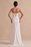 Vestido de novia largo blanco de satén sin tirantes con escote drapeado y abertura