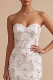 Vestido de novia largo blanco de corte sirena sin tirantes