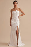 Vestido de novia largo blanco de satén con corte sirena sin tirantes y abertura