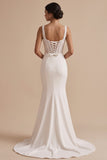 Vestido de novia largo blanco de satén con corte sirena, corsé, escote cuadrado y detalles de cuentas
