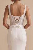 Vestido de novia largo blanco de satén con corte sirena, corsé, escote cuadrado y detalles de cuentas
