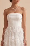 Vestido largo de novia blanco sin tirantes con plumas
