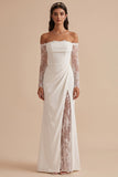 Vestido de novia largo blanco de satén con mangas largas de encaje, escote de hombros descubiertos y abertura