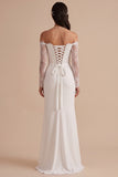 Vestido de novia largo blanco de satén con mangas largas de encaje, escote de hombros descubiertos y abertura