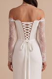 Vestido de novia largo blanco de satén con mangas largas de encaje, escote de hombros descubiertos y abertura