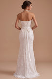 Vestido de novia largo blanco con escote drapeado, lentejuelas y detalles de cuentas