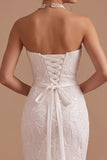 Vestido de novia largo blanco con escote drapeado, lentejuelas y detalles de cuentas