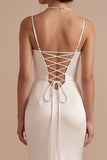 Vestido de novia blanco de satén corte sirena con escote drapeado tirantes finos y cola