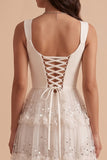 Vestido de novia largo blanco de corte en A con escote drapeado y apliques de lentejuelas
