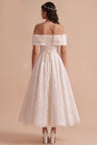 Vestido de novia blanco de encaje con corte en A y hombros descubiertos
