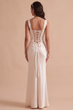 Vestido de novia largo blanco de satén corte sirena con escote cuadrado y abalorios