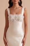 Vestido de novia largo blanco de satén corte sirena con escote cuadrado y abalorios