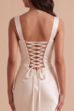 Vestido de novia largo blanco de satén corte sirena con escote cuadrado y abalorios