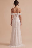 Vestido largo de tul con cuentas y sirena blanca sobre el hombro