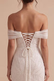 Vestido largo de tul con cuentas y sirena blanca sobre el hombro