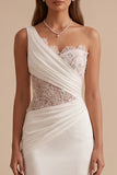 Vestido de novia blanco corte sirena con un hombro y pedrería de strass