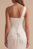 Vestido de novia blanco corte sirena con un hombro y pedrería de strass