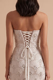 Vestido de novia largo blanco de corte recto sin tirantes con pedrería y abertura