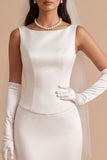 Vestido largo largo de novia de satén con cuello bateau de sirena blanca
