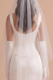 Vestido largo largo de novia de satén con cuello bateau de sirena blanca
