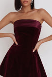 Vestido corto de cóctel de terciopelo burdeos con escote palabra de honor y corte en A