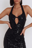 Vestido corto de cóctel negro ajustado con lentejuelas, escote halter y abertura lágrima